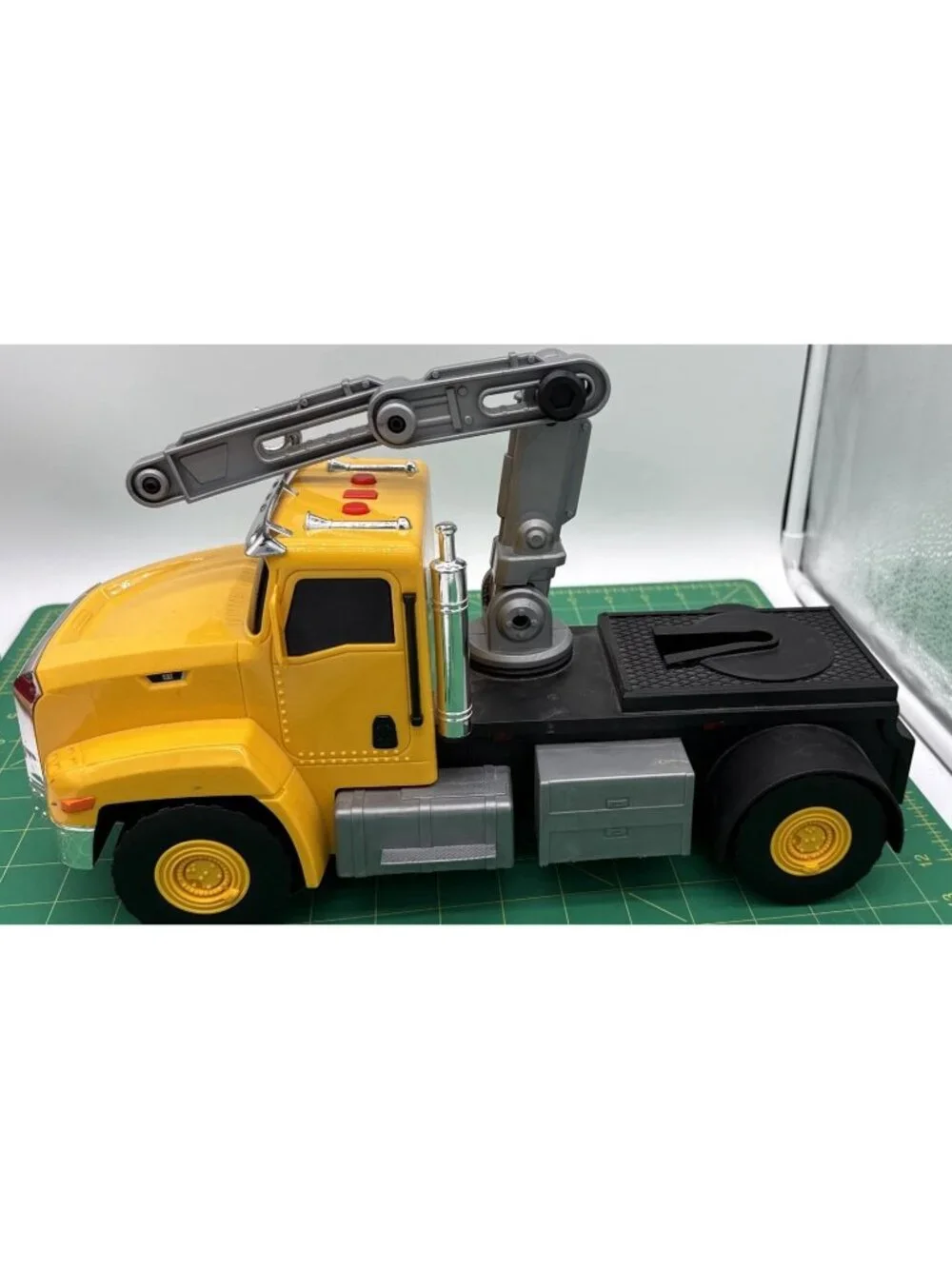 CAT Caterpillar  Plastic Tow Truck Lights Sounds Toy State WORKS